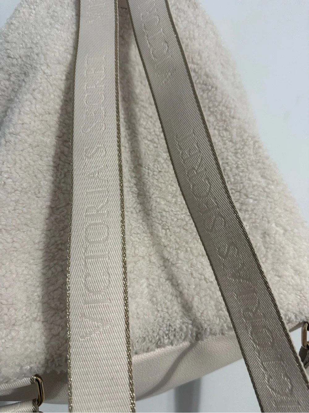 Victoria’s Secret Cream Sherpa Drawstring Backpack with Gold Chain Accent - Picture 4 of 8
